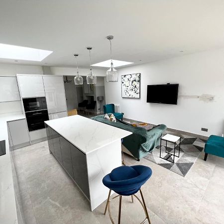 3 Cosy Homes Walking Distance To Mall With Parking Available To Book Separately 3 Bed House Or 1 Bed Apartment Or Studio Λονδίνο Εξωτερικό φωτογραφία