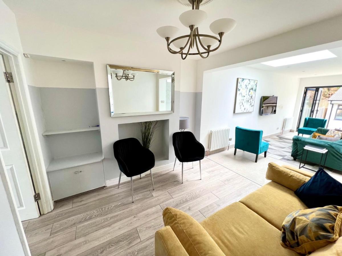 3 Cosy Homes Walking Distance To Mall With Parking Available To Book Separately 3 Bed House Or 1 Bed Apartment Or Studio Λονδίνο Εξωτερικό φωτογραφία