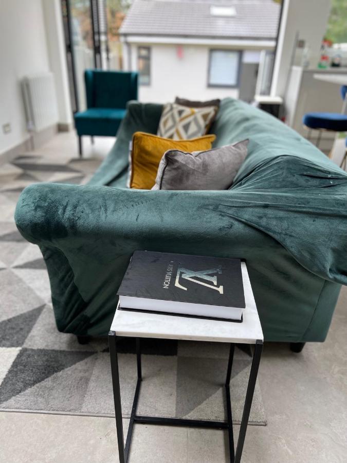 3 Cosy Homes Walking Distance To Mall With Parking Available To Book Separately 3 Bed House Or 1 Bed Apartment Or Studio Λονδίνο Εξωτερικό φωτογραφία