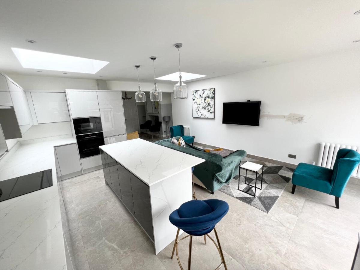 3 Cosy Homes Walking Distance To Mall With Parking Available To Book Separately 3 Bed House Or 1 Bed Apartment Or Studio Λονδίνο Εξωτερικό φωτογραφία