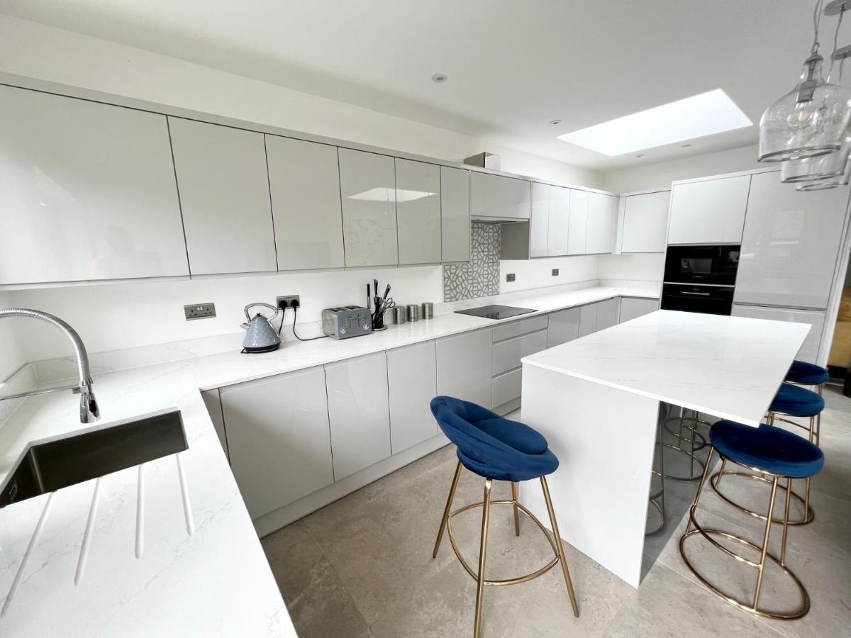 3 Cosy Homes Walking Distance To Mall With Parking Available To Book Separately 3 Bed House Or 1 Bed Apartment Or Studio Λονδίνο Εξωτερικό φωτογραφία