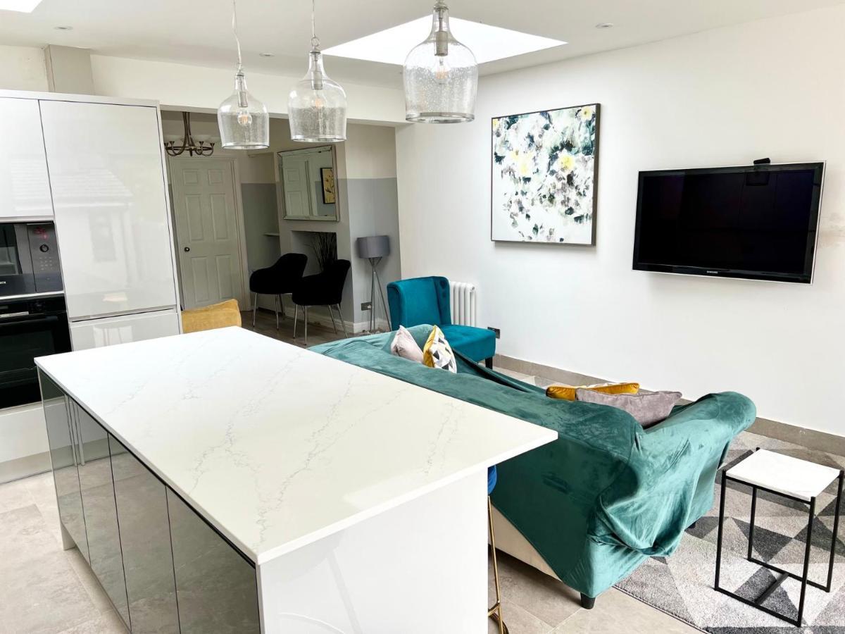 3 Cosy Homes Walking Distance To Mall With Parking Available To Book Separately 3 Bed House Or 1 Bed Apartment Or Studio Λονδίνο Εξωτερικό φωτογραφία