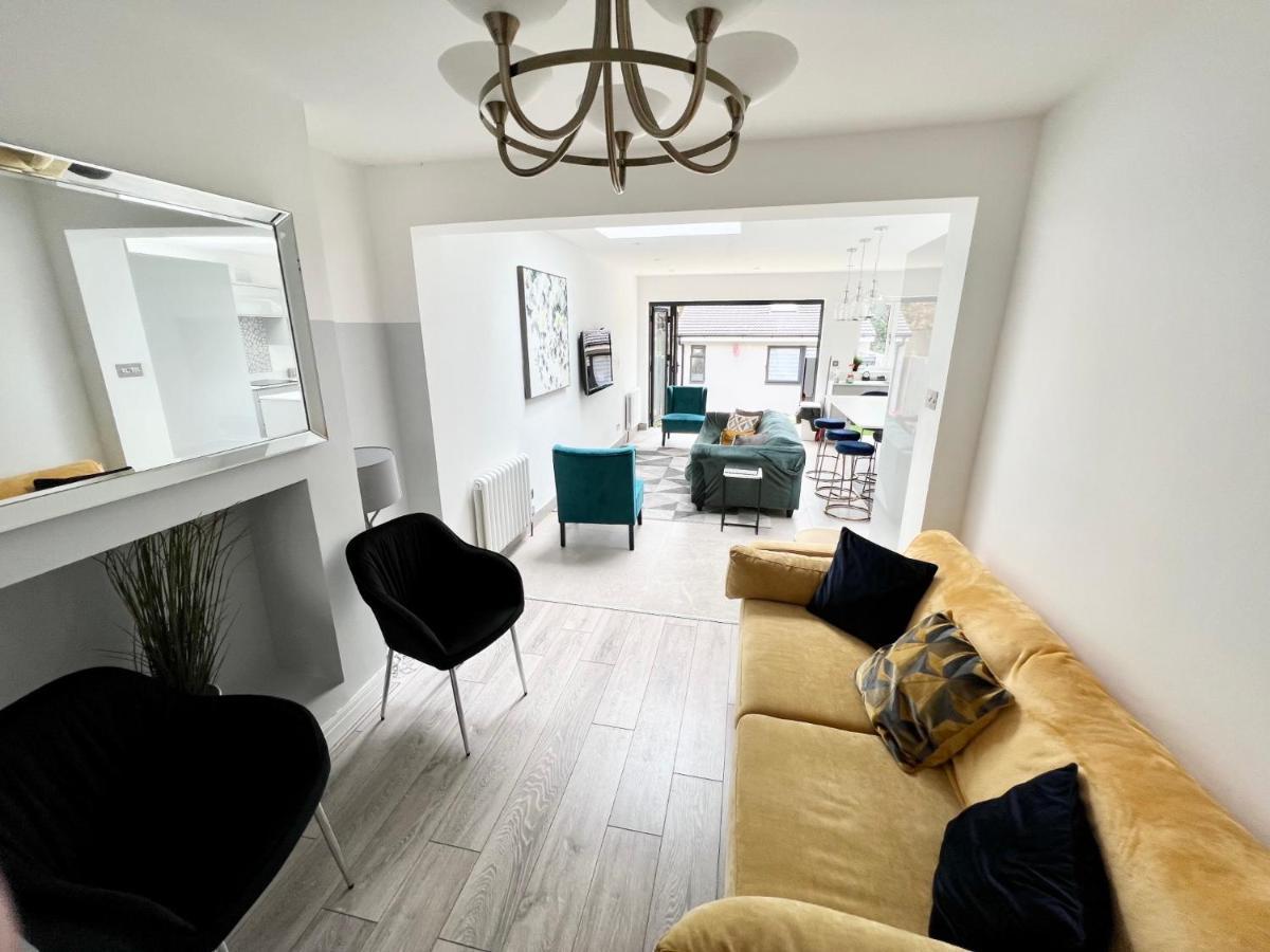 3 Cosy Homes Walking Distance To Mall With Parking Available To Book Separately 3 Bed House Or 1 Bed Apartment Or Studio Λονδίνο Εξωτερικό φωτογραφία