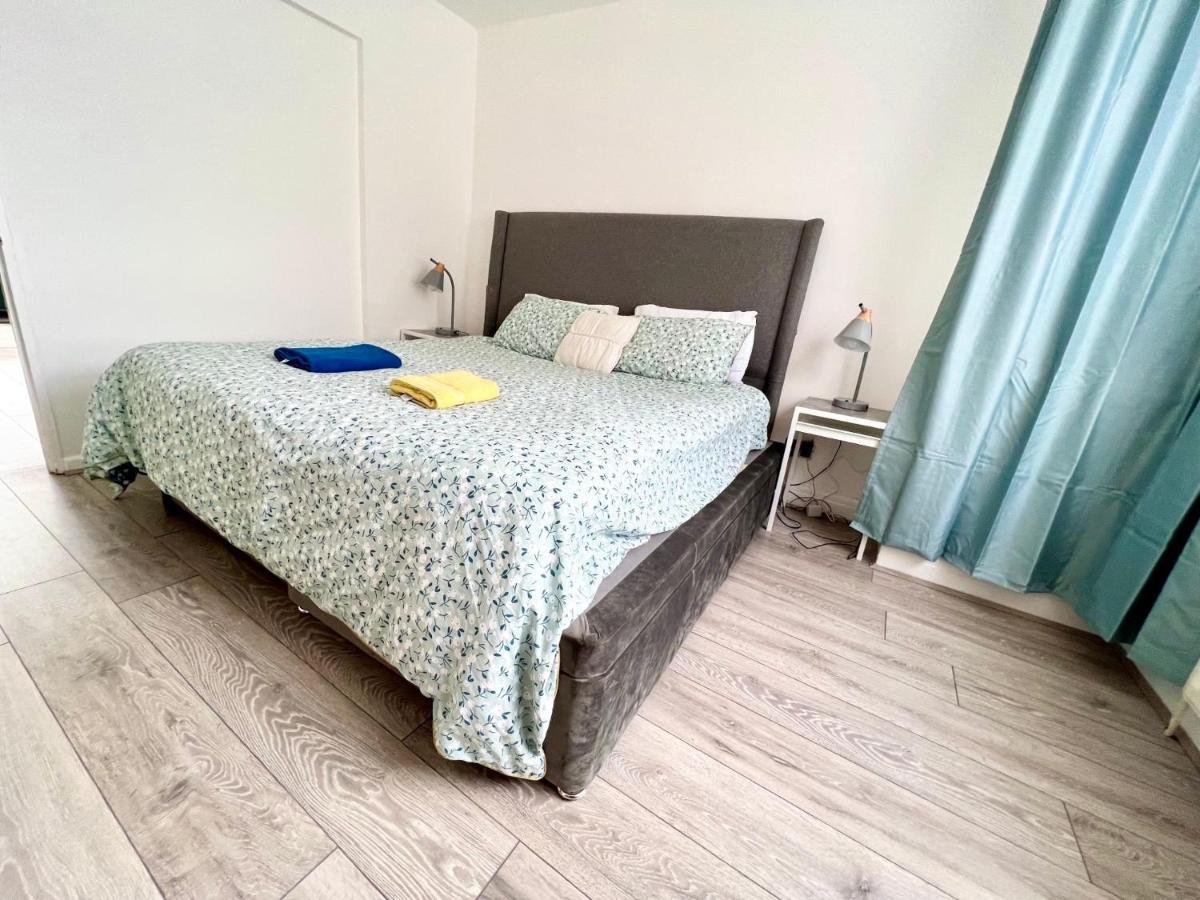 3 Cosy Homes Walking Distance To Mall With Parking Available To Book Separately 3 Bed House Or 1 Bed Apartment Or Studio Λονδίνο Εξωτερικό φωτογραφία
