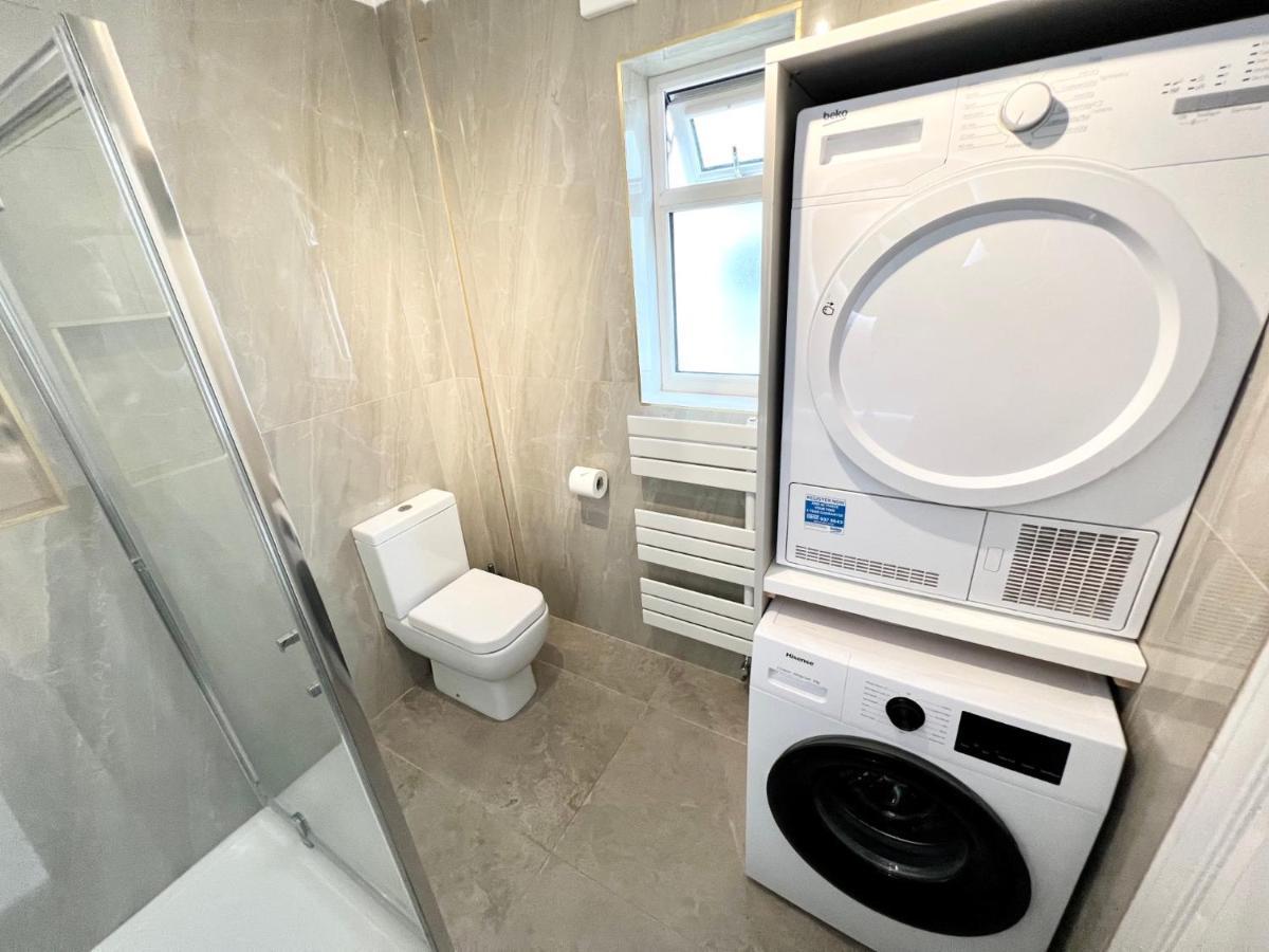 3 Cosy Homes Walking Distance To Mall With Parking Available To Book Separately 3 Bed House Or 1 Bed Apartment Or Studio Λονδίνο Εξωτερικό φωτογραφία
