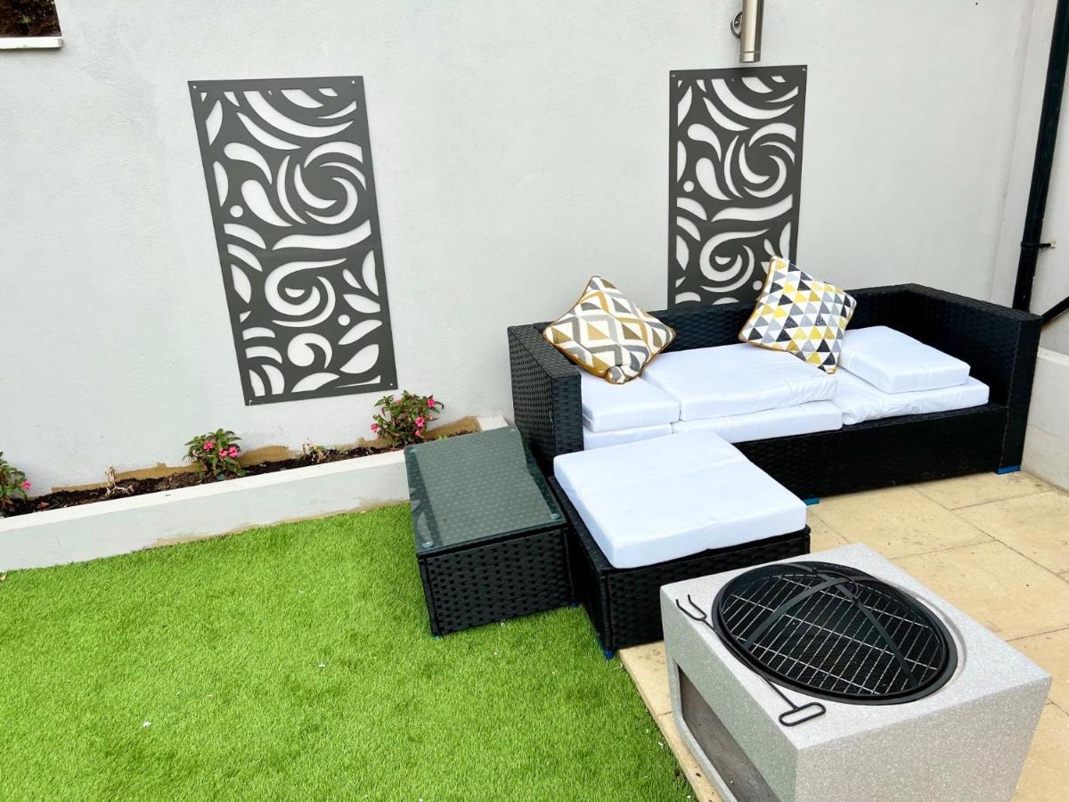 3 Cosy Homes Walking Distance To Mall With Parking Available To Book Separately 3 Bed House Or 1 Bed Apartment Or Studio Λονδίνο Εξωτερικό φωτογραφία