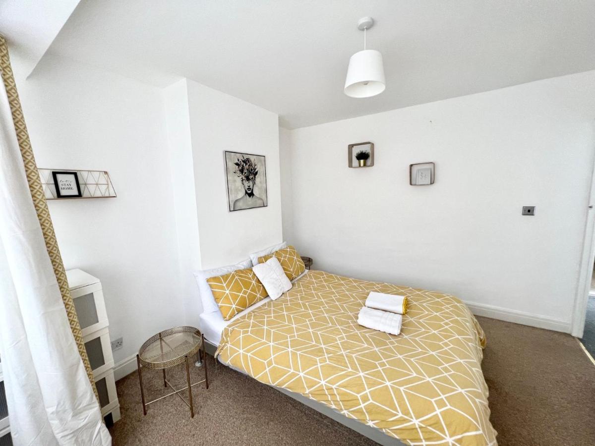 3 Cosy Homes Walking Distance To Mall With Parking Available To Book Separately 3 Bed House Or 1 Bed Apartment Or Studio Λονδίνο Εξωτερικό φωτογραφία