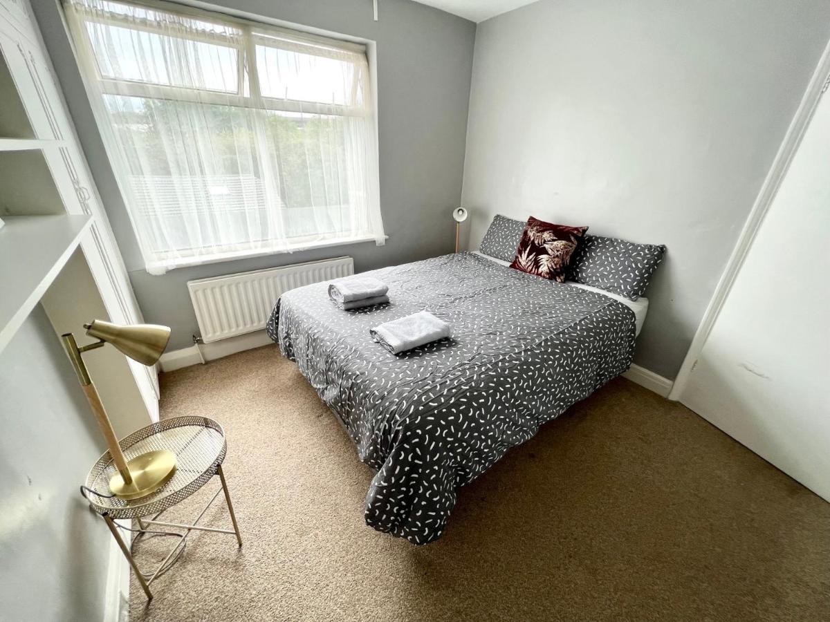 3 Cosy Homes Walking Distance To Mall With Parking Available To Book Separately 3 Bed House Or 1 Bed Apartment Or Studio Λονδίνο Εξωτερικό φωτογραφία