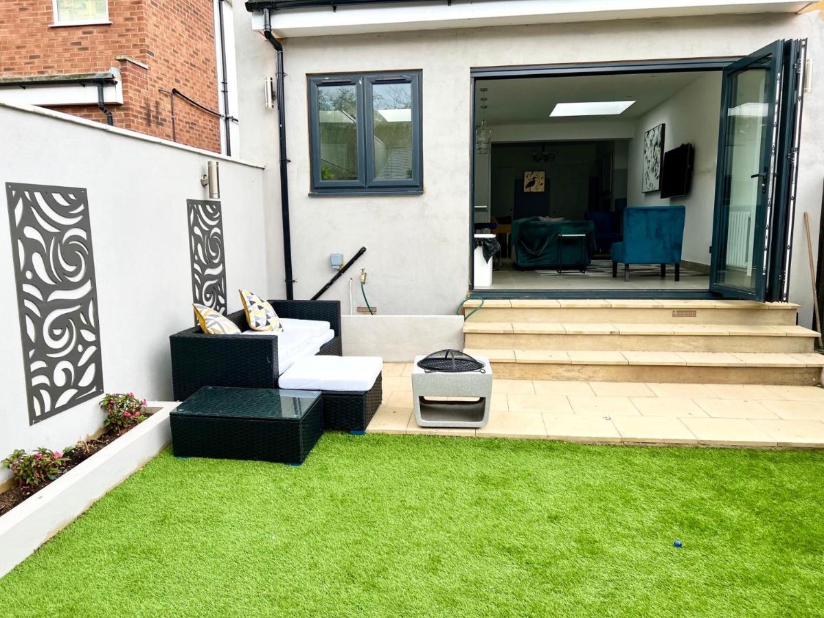 3 Cosy Homes Walking Distance To Mall With Parking Available To Book Separately 3 Bed House Or 1 Bed Apartment Or Studio Λονδίνο Εξωτερικό φωτογραφία