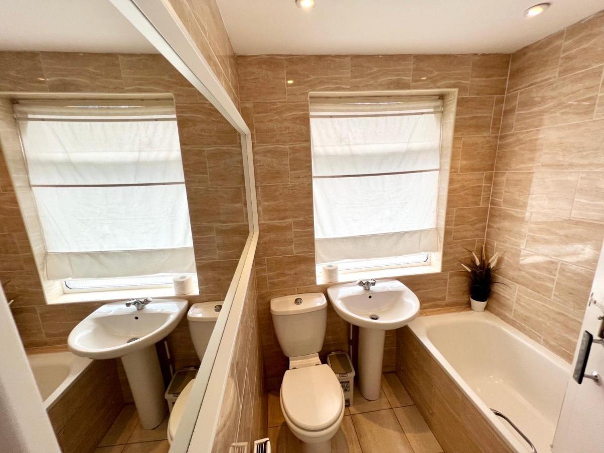 3 Cosy Homes Walking Distance To Mall With Parking Available To Book Separately 3 Bed House Or 1 Bed Apartment Or Studio Λονδίνο Εξωτερικό φωτογραφία