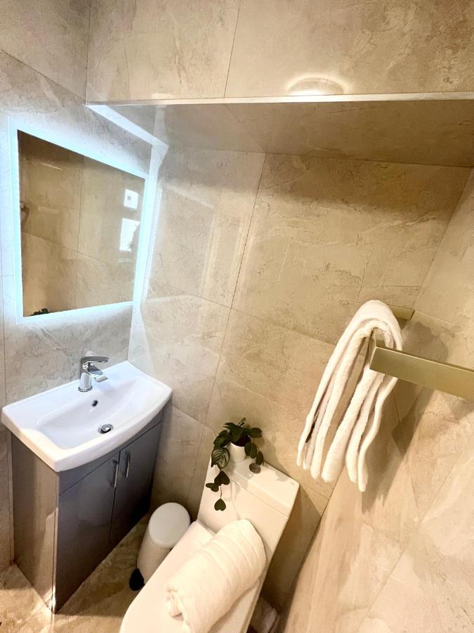 3 Cosy Homes Walking Distance To Mall With Parking Available To Book Separately 3 Bed House Or 1 Bed Apartment Or Studio Λονδίνο Εξωτερικό φωτογραφία