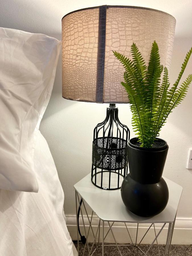 3 Cosy Homes Walking Distance To Mall With Parking Available To Book Separately 3 Bed House Or 1 Bed Apartment Or Studio Λονδίνο Εξωτερικό φωτογραφία