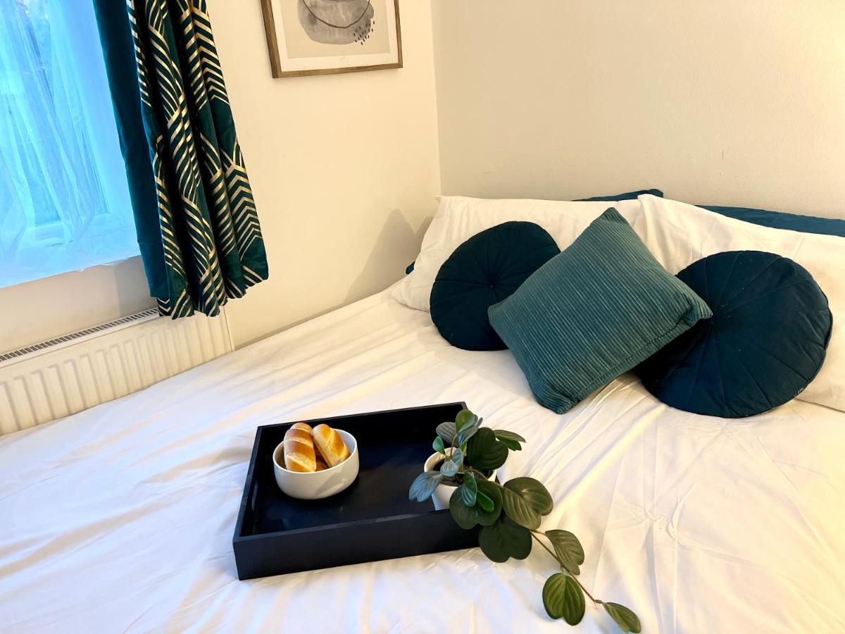 3 Cosy Homes Walking Distance To Mall With Parking Available To Book Separately 3 Bed House Or 1 Bed Apartment Or Studio Λονδίνο Εξωτερικό φωτογραφία