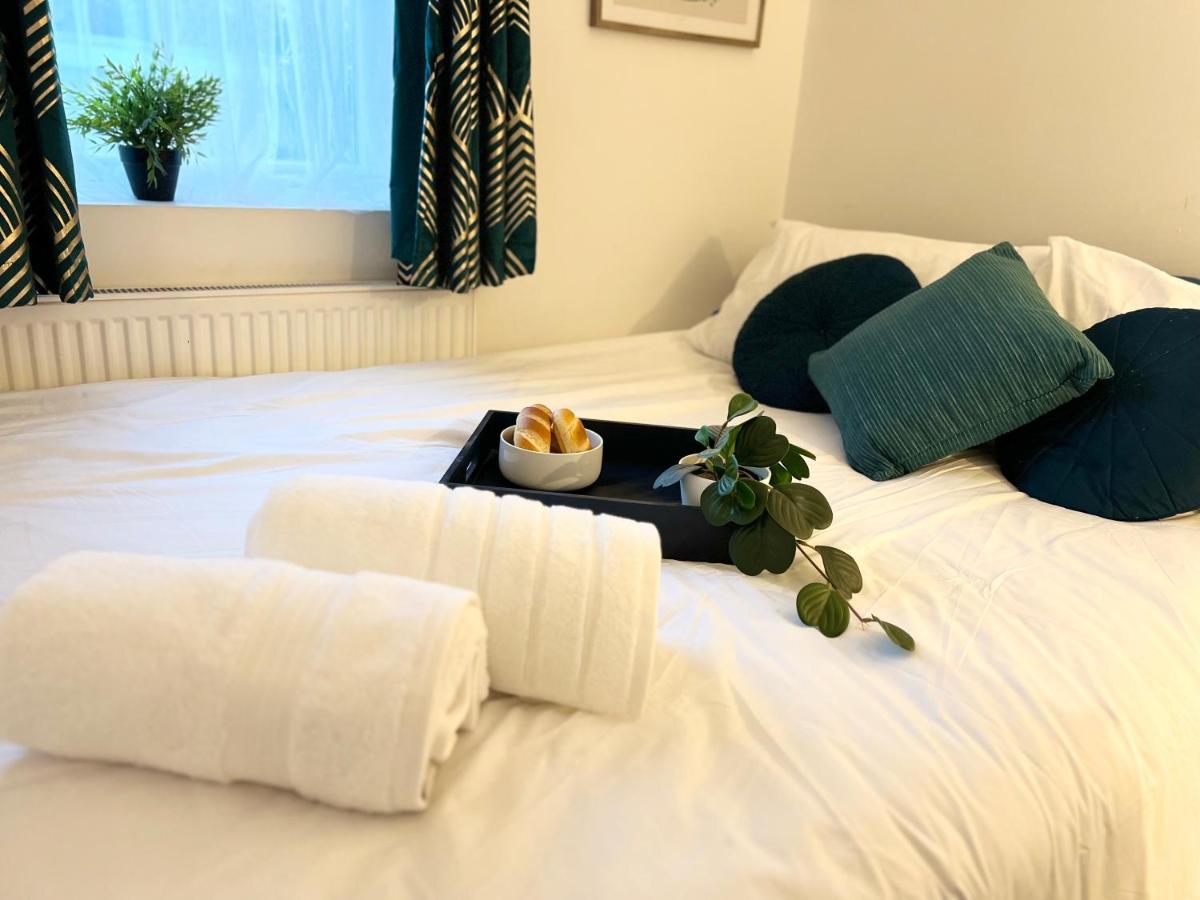 3 Cosy Homes Walking Distance To Mall With Parking Available To Book Separately 3 Bed House Or 1 Bed Apartment Or Studio Λονδίνο Εξωτερικό φωτογραφία