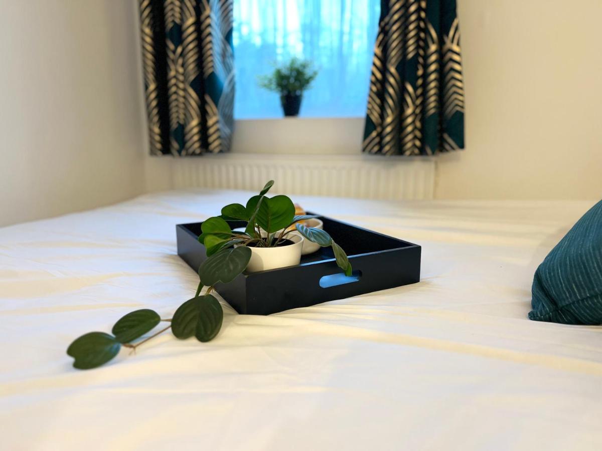 3 Cosy Homes Walking Distance To Mall With Parking Available To Book Separately 3 Bed House Or 1 Bed Apartment Or Studio Λονδίνο Εξωτερικό φωτογραφία