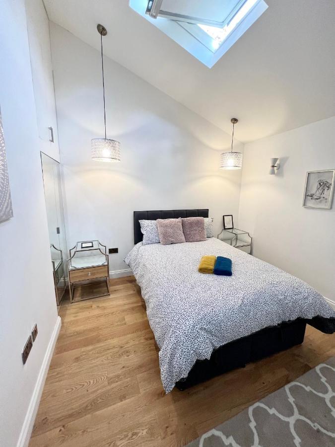 3 Cosy Homes Walking Distance To Mall With Parking Available To Book Separately 3 Bed House Or 1 Bed Apartment Or Studio Λονδίνο Εξωτερικό φωτογραφία