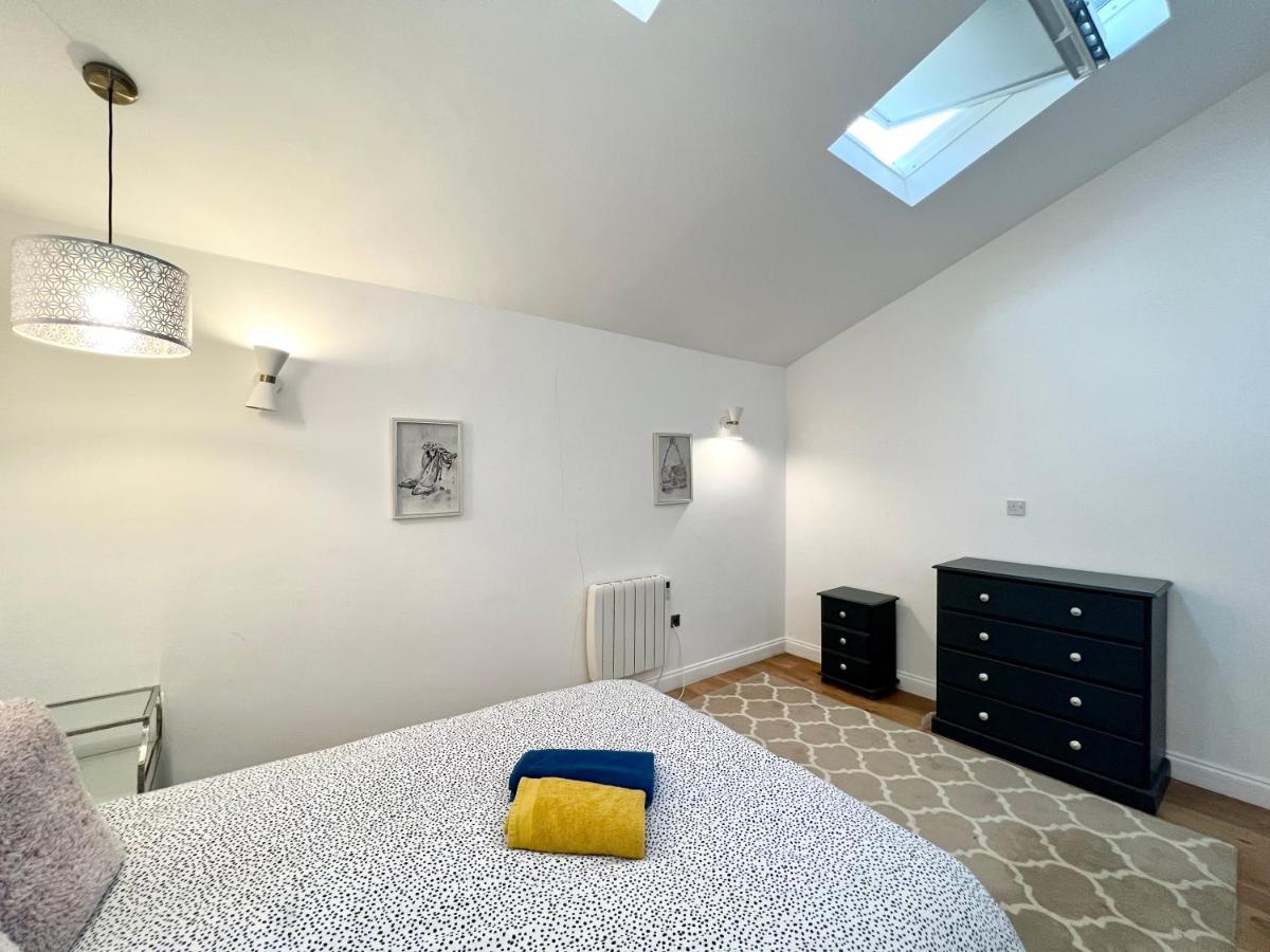 3 Cosy Homes Walking Distance To Mall With Parking Available To Book Separately 3 Bed House Or 1 Bed Apartment Or Studio Λονδίνο Εξωτερικό φωτογραφία