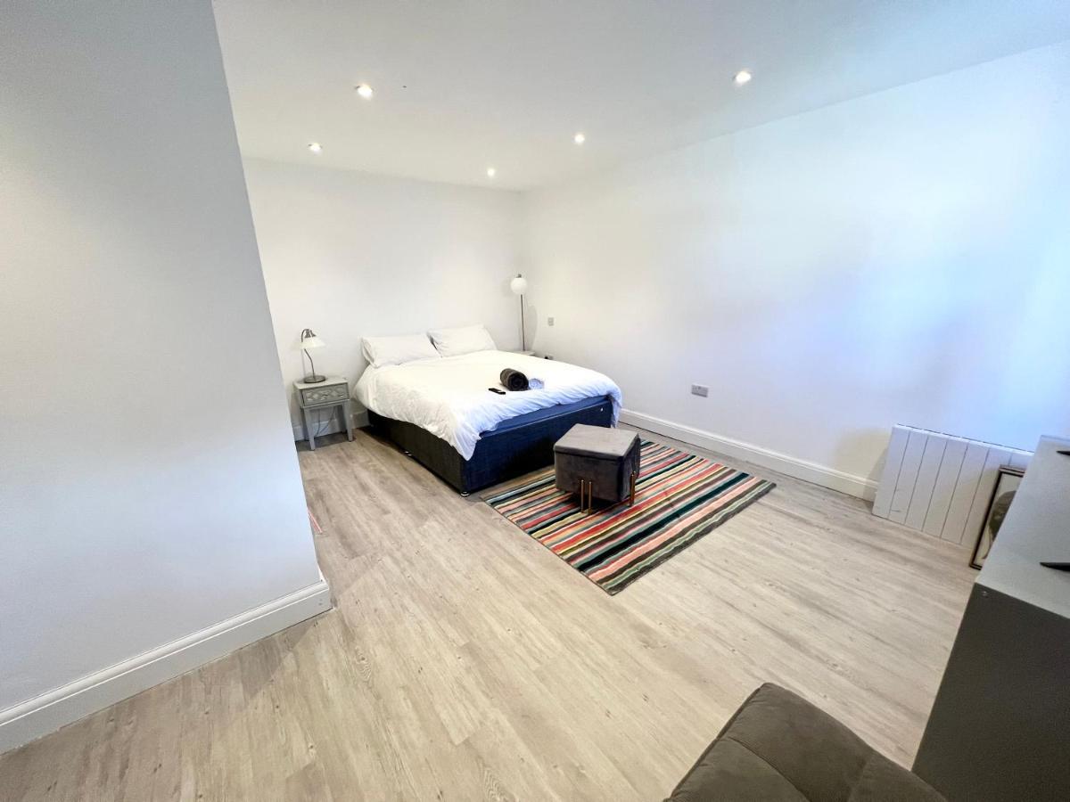 3 Cosy Homes Walking Distance To Mall With Parking Available To Book Separately 3 Bed House Or 1 Bed Apartment Or Studio Λονδίνο Εξωτερικό φωτογραφία