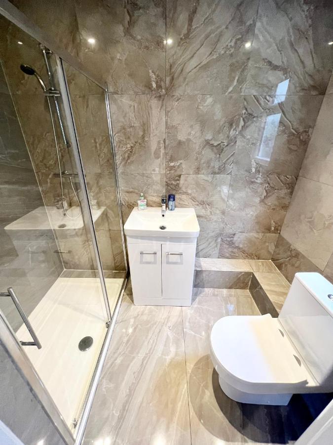3 Cosy Homes Walking Distance To Mall With Parking Available To Book Separately 3 Bed House Or 1 Bed Apartment Or Studio Λονδίνο Εξωτερικό φωτογραφία