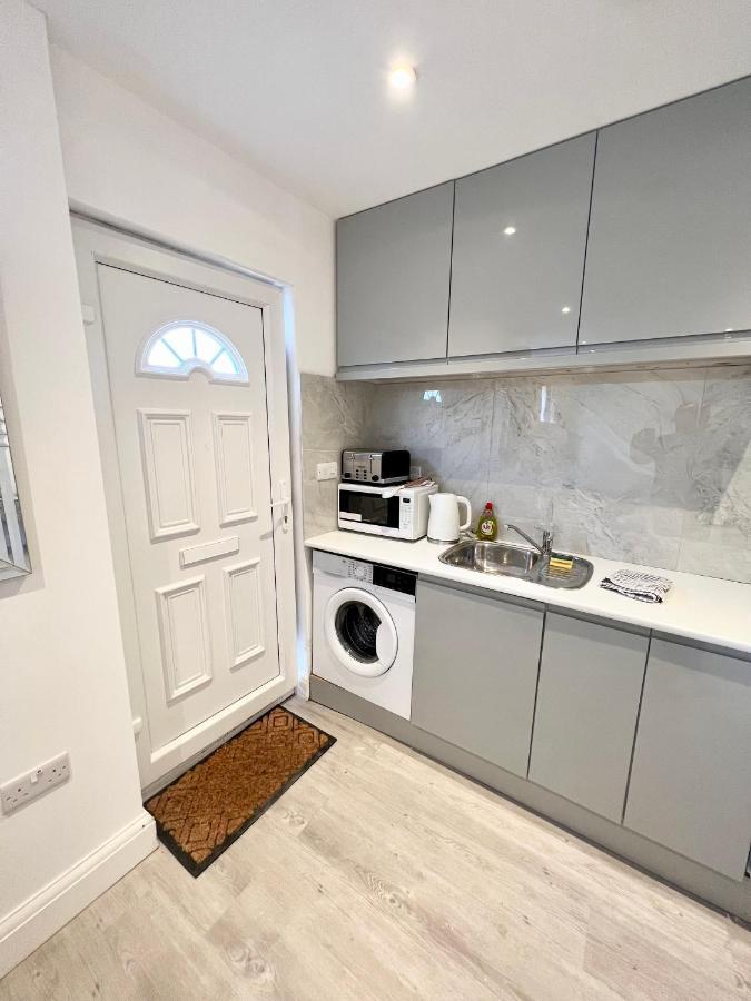 3 Cosy Homes Walking Distance To Mall With Parking Available To Book Separately 3 Bed House Or 1 Bed Apartment Or Studio Λονδίνο Εξωτερικό φωτογραφία