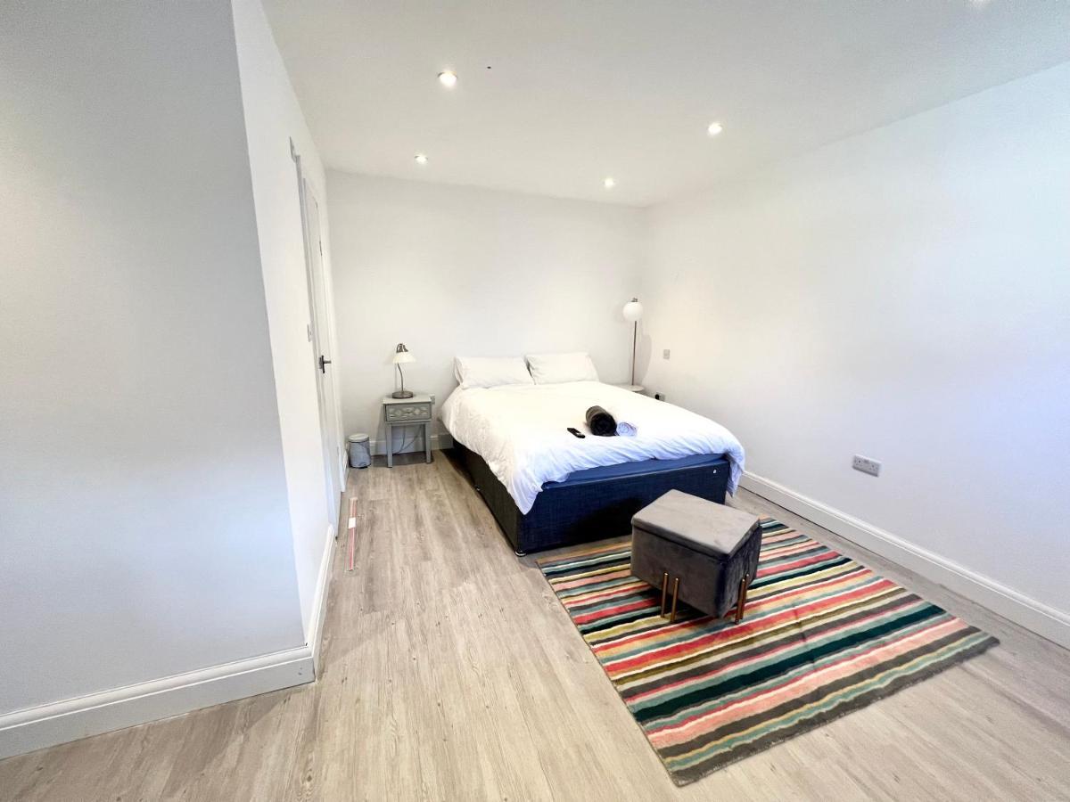 3 Cosy Homes Walking Distance To Mall With Parking Available To Book Separately 3 Bed House Or 1 Bed Apartment Or Studio Λονδίνο Εξωτερικό φωτογραφία