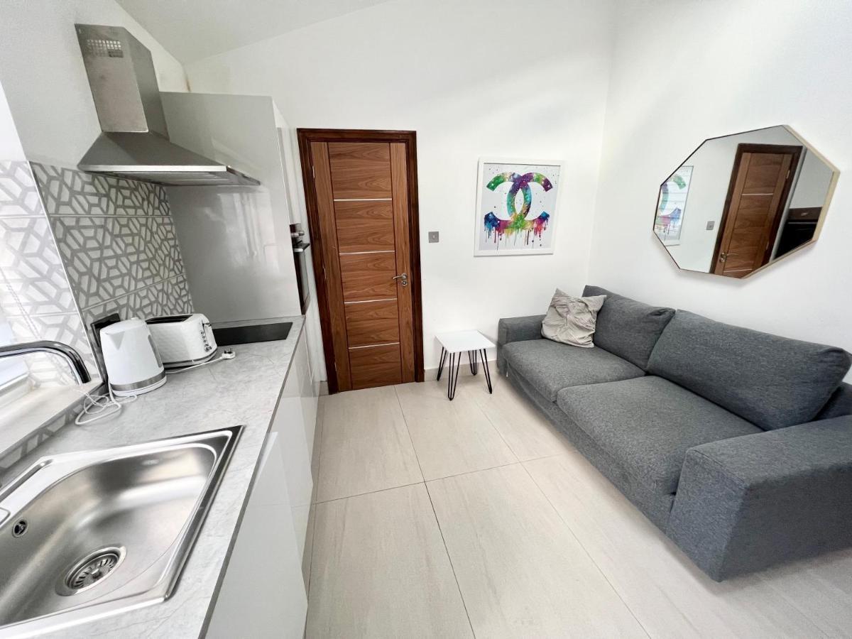3 Cosy Homes Walking Distance To Mall With Parking Available To Book Separately 3 Bed House Or 1 Bed Apartment Or Studio Λονδίνο Εξωτερικό φωτογραφία