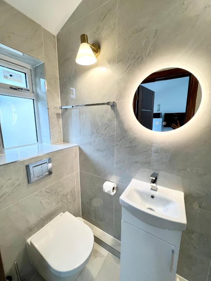 3 Cosy Homes Walking Distance To Mall With Parking Available To Book Separately 3 Bed House Or 1 Bed Apartment Or Studio Λονδίνο Εξωτερικό φωτογραφία