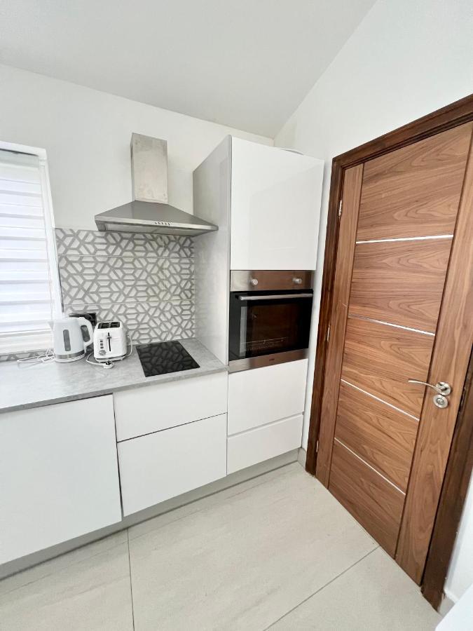 3 Cosy Homes Walking Distance To Mall With Parking Available To Book Separately 3 Bed House Or 1 Bed Apartment Or Studio Λονδίνο Εξωτερικό φωτογραφία